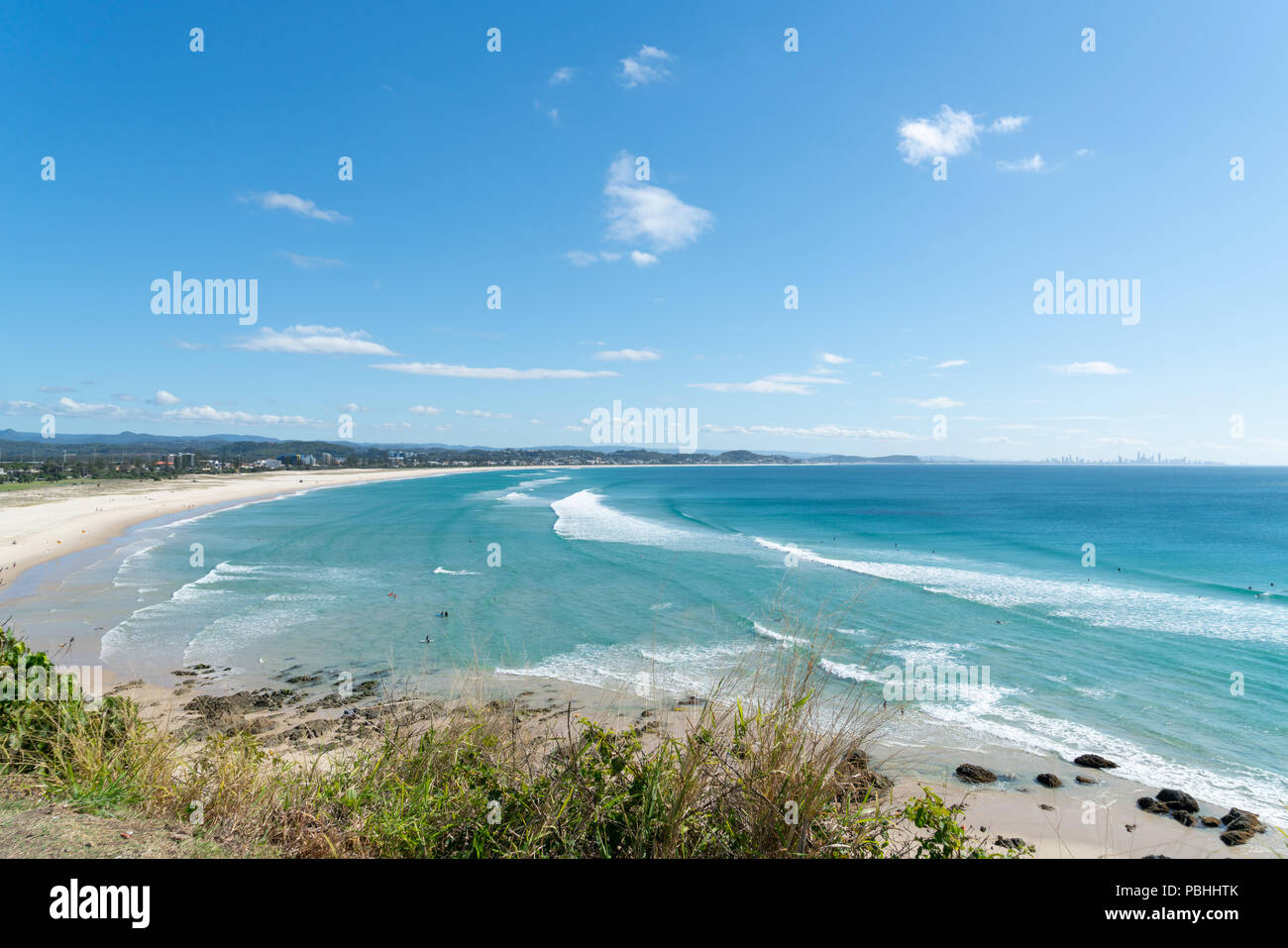 Coolangatta lookout vista lungo la spiaggia di sabbia bianca con acqua turchese al paradiso del surf in distanza Foto Stock