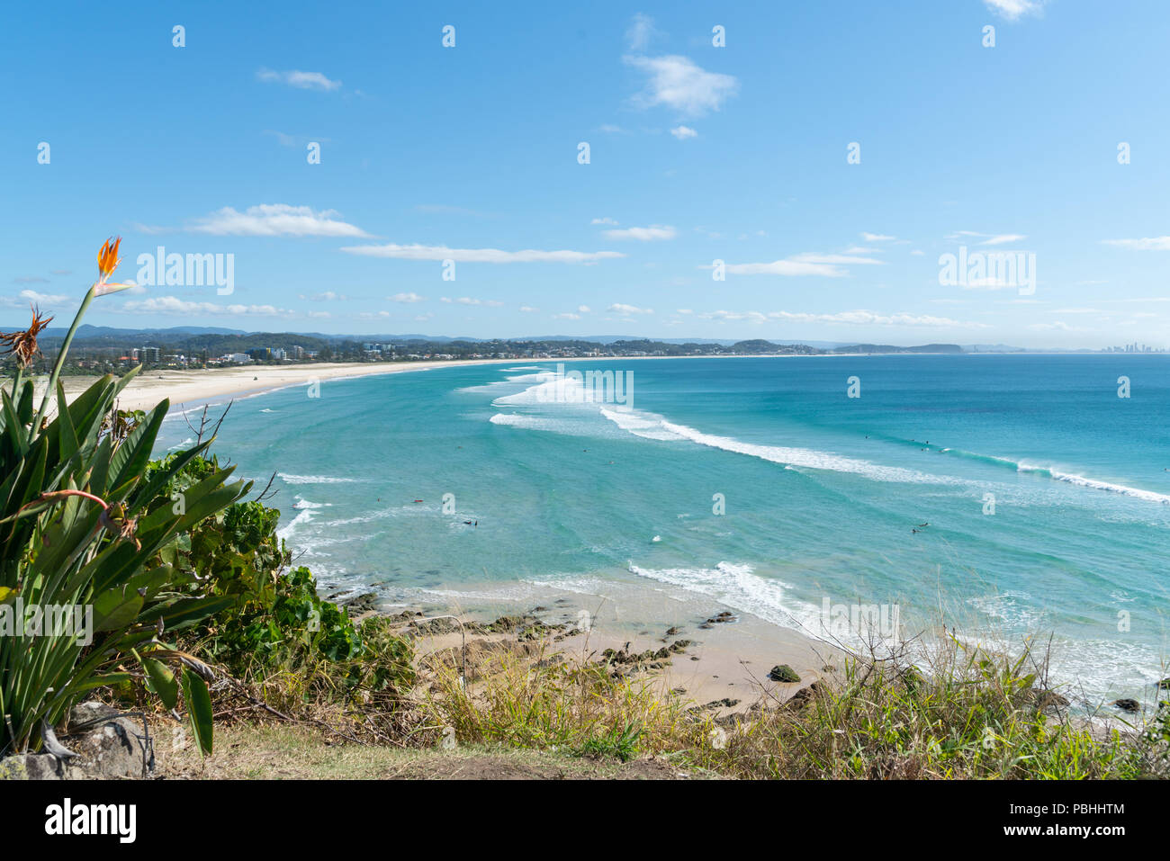 Coolangatta lookout vista lungo la spiaggia di sabbia bianca con acqua turchese al paradiso del surf in distanza Foto Stock