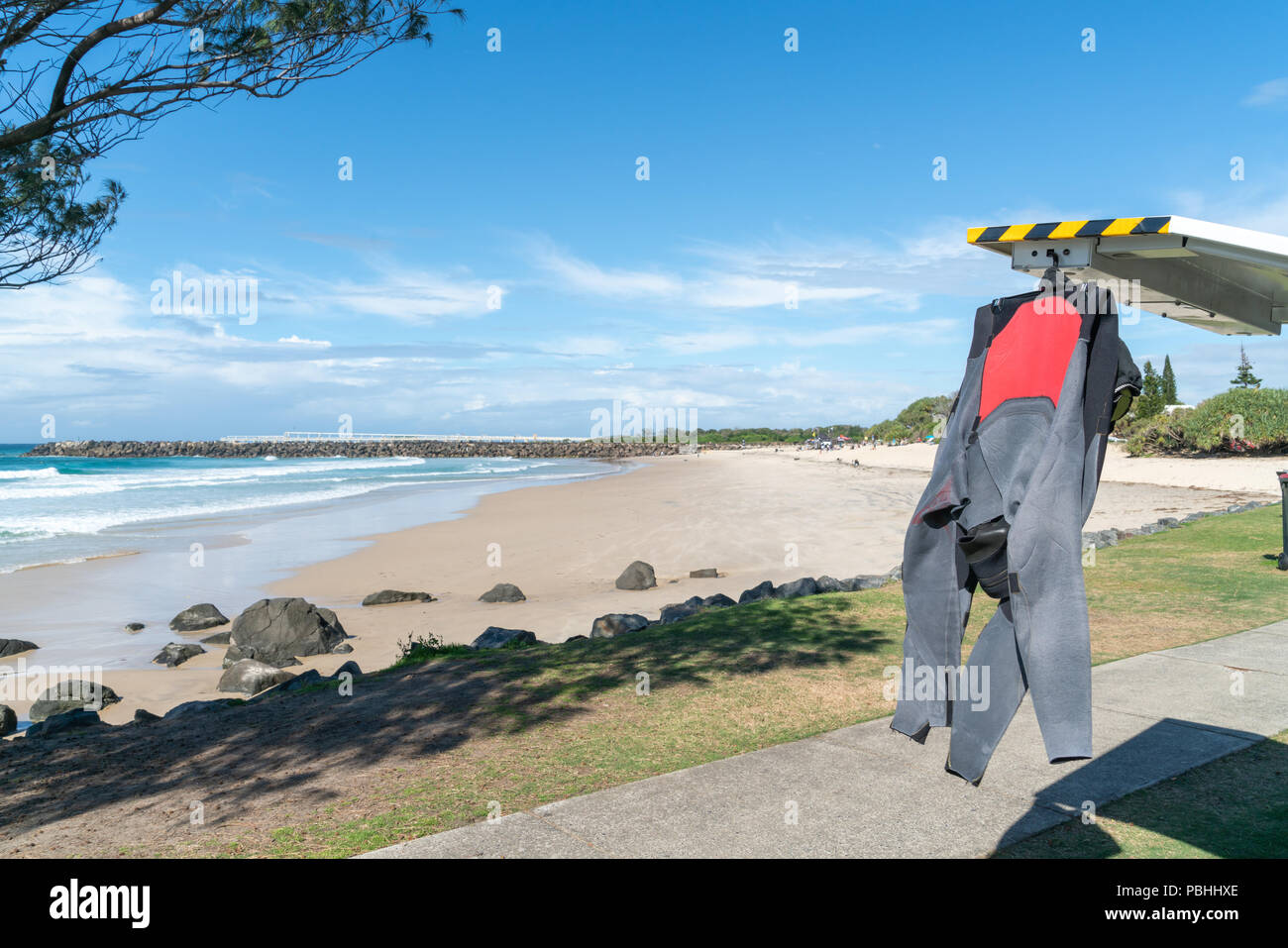Nero e rosso muta sospesi dal retro del veicolo essiccamento in sole sulla spiaggia Duranbah, Coolangatta. Queensland, Austalia. Foto Stock