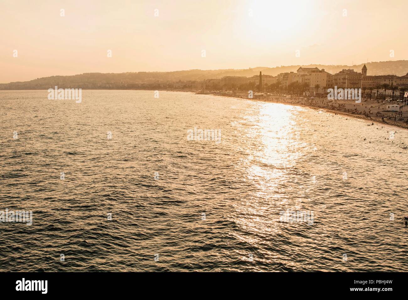 Bellissimo tramonto dorato in mare luogo in estate. Nizza, Francia Foto Stock