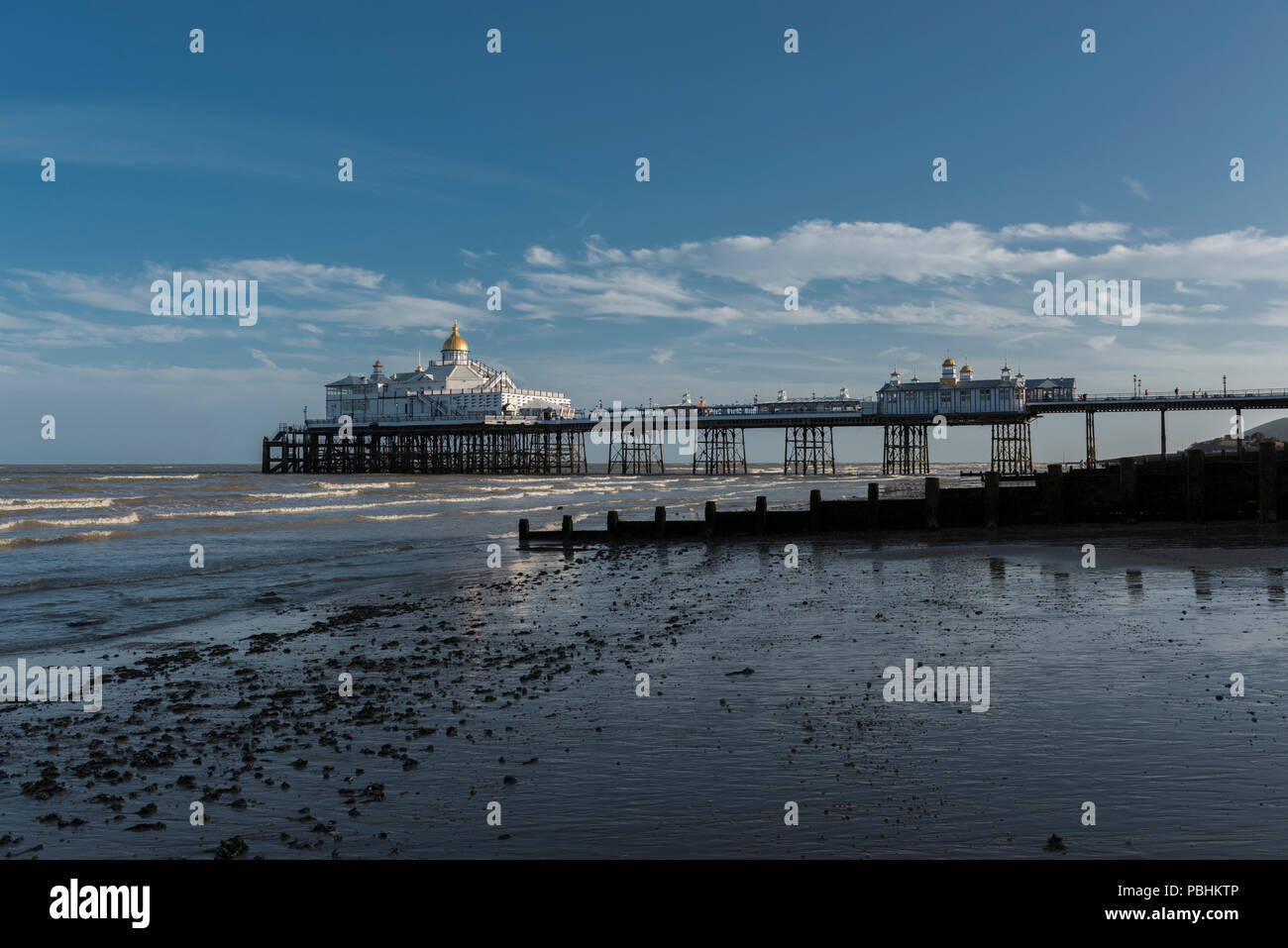 Eastbourne Pier a bassa marea sulla costa meridionale di East Sussex, Inghilterra, Regno Unito. Foto Stock