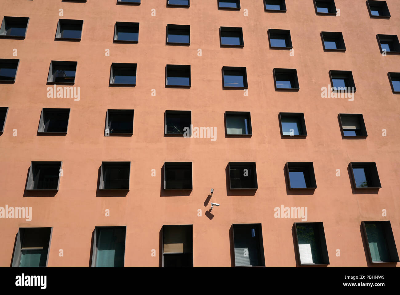 Facciata di un edificio per uffici a Berlino con una telecamera di sicurezza Foto Stock