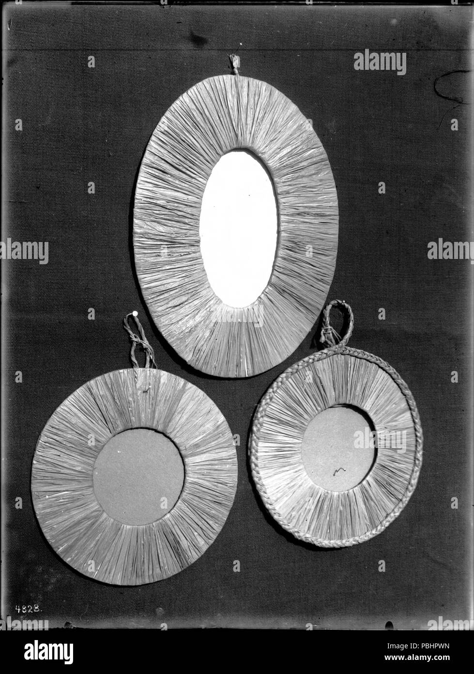 1744 tre cesti indiano visualizzati contro un panno sullo sfondo, ca.1900 (CHS-4828) Foto Stock