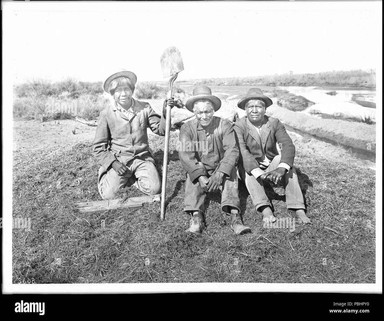1744 Tre Pima agricoltori indiani, Oscar Walker, James Vanico e Olinge, appoggiato da lavorare su canali irrigui, ca.1900 (CHS-3608) Foto Stock
