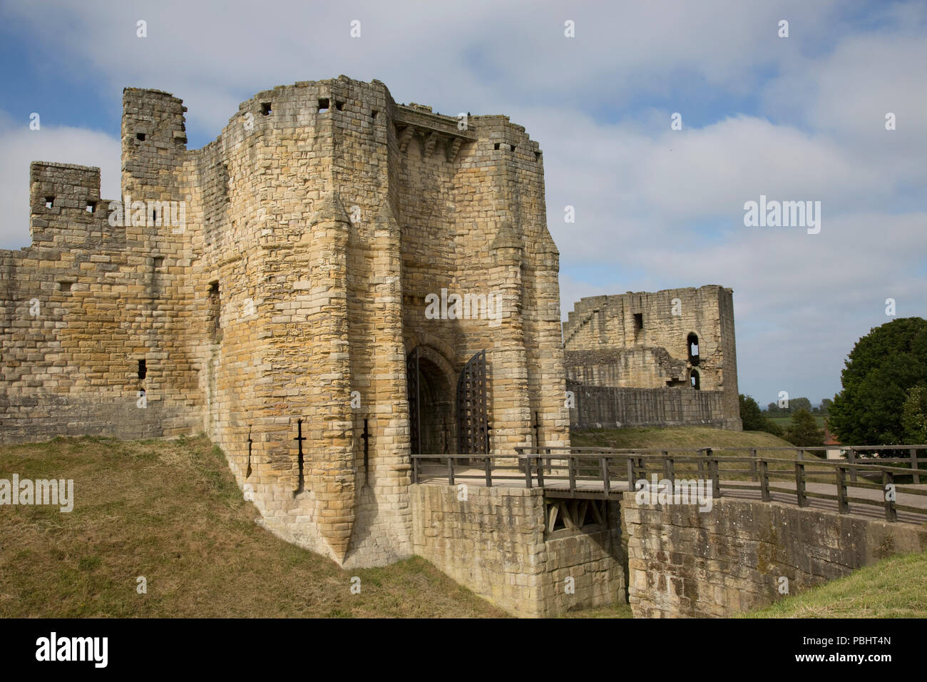 Warworth hilltop resti del castello medievale con a forma di croce tenere gatehouse towers Warworth Morpeth Northumberland REGNO UNITO Foto Stock