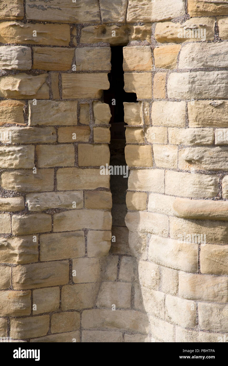 A forma di croce apertura finestra Warworth hilltop resti del castello medievale con a forma di croce tenere, gatehouse e torri Warworth Morpeth Northumberland REGNO UNITO Foto Stock