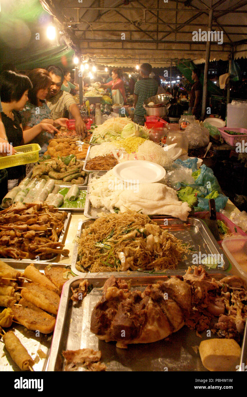 Affollato mercato alimentare a Phnom Penh Cambogia Foto Stock