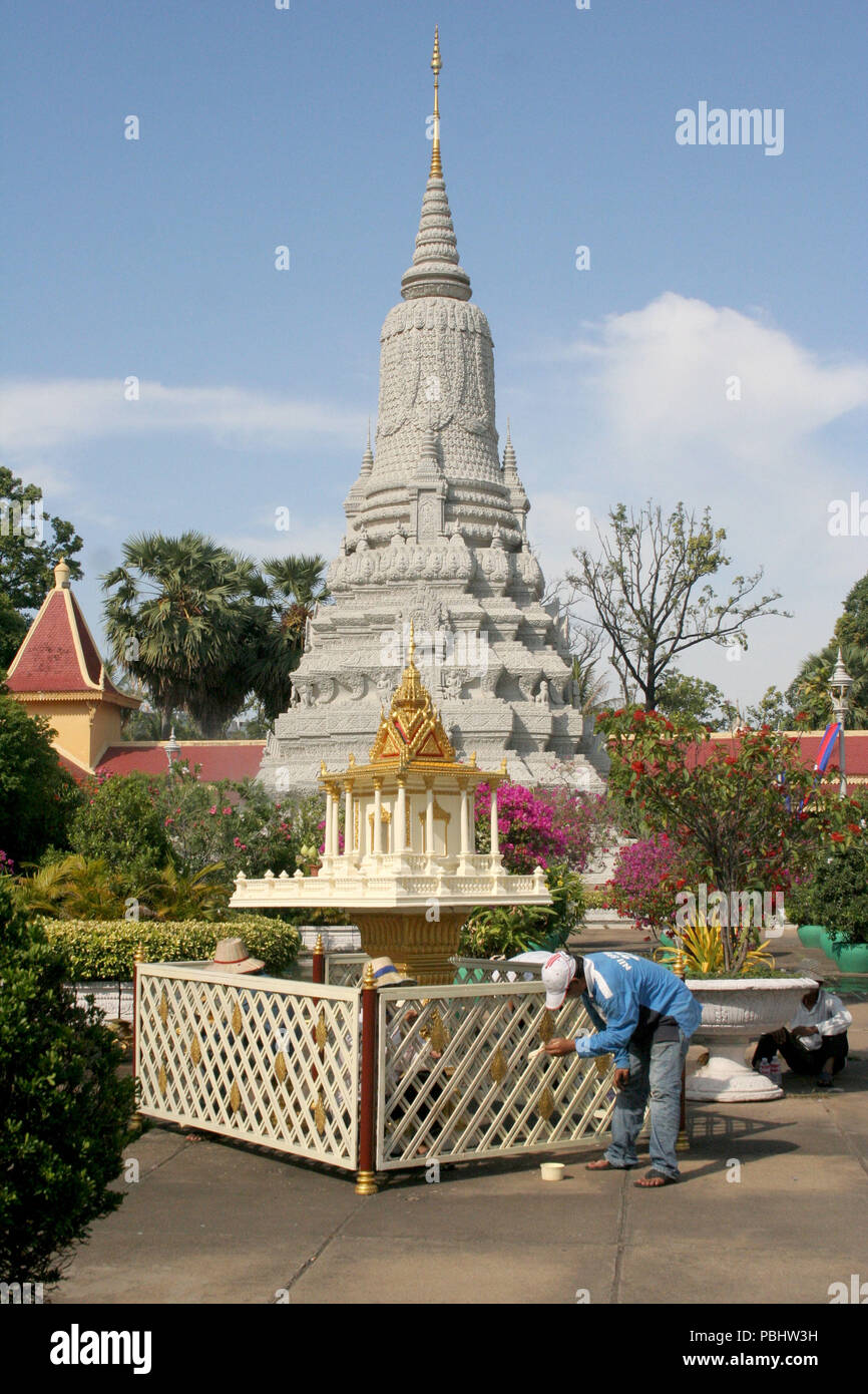 L'UOMO Pittura recinto intorno statua nei giardini del Palazzo Reale di Phnom Penh, Cambogia Foto Stock