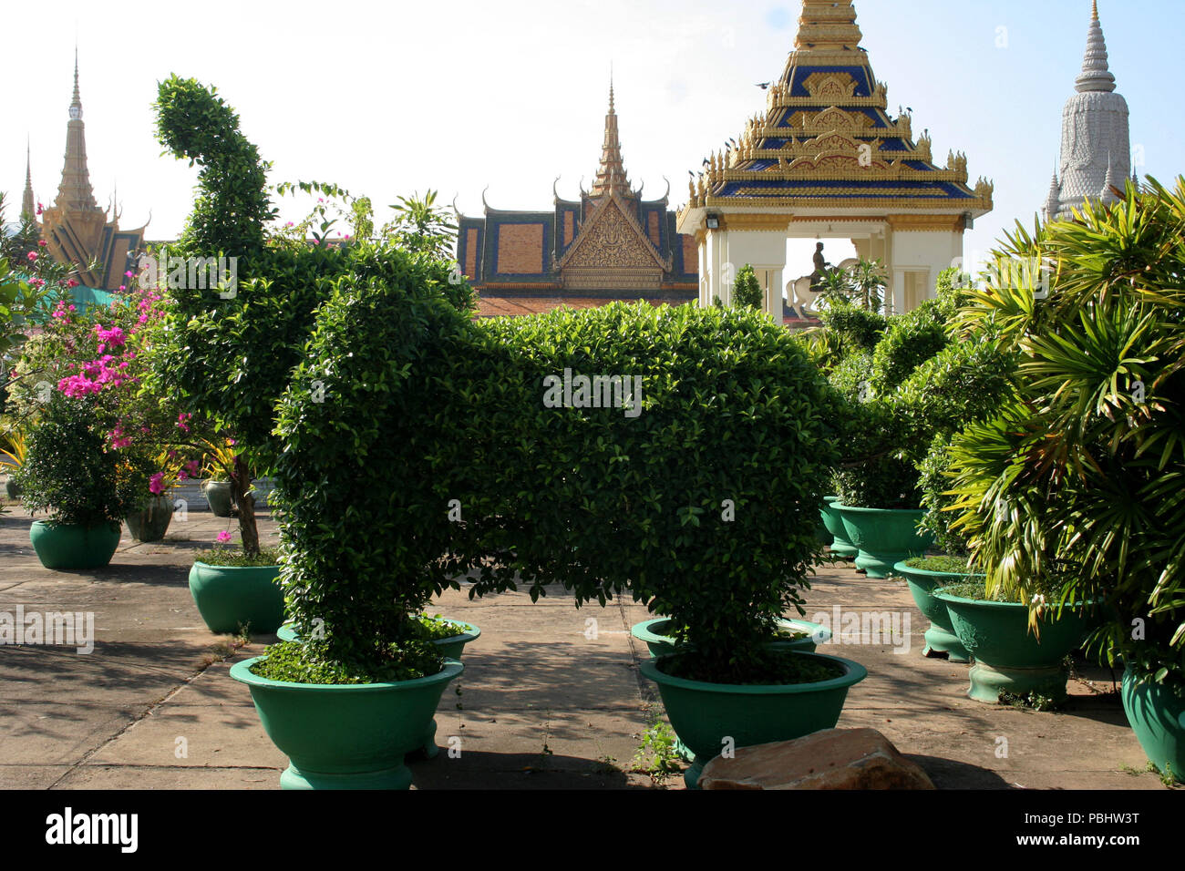 Topiaria da Elephant nei giardini del Palazzo Reale di Phnom Penh Foto Stock