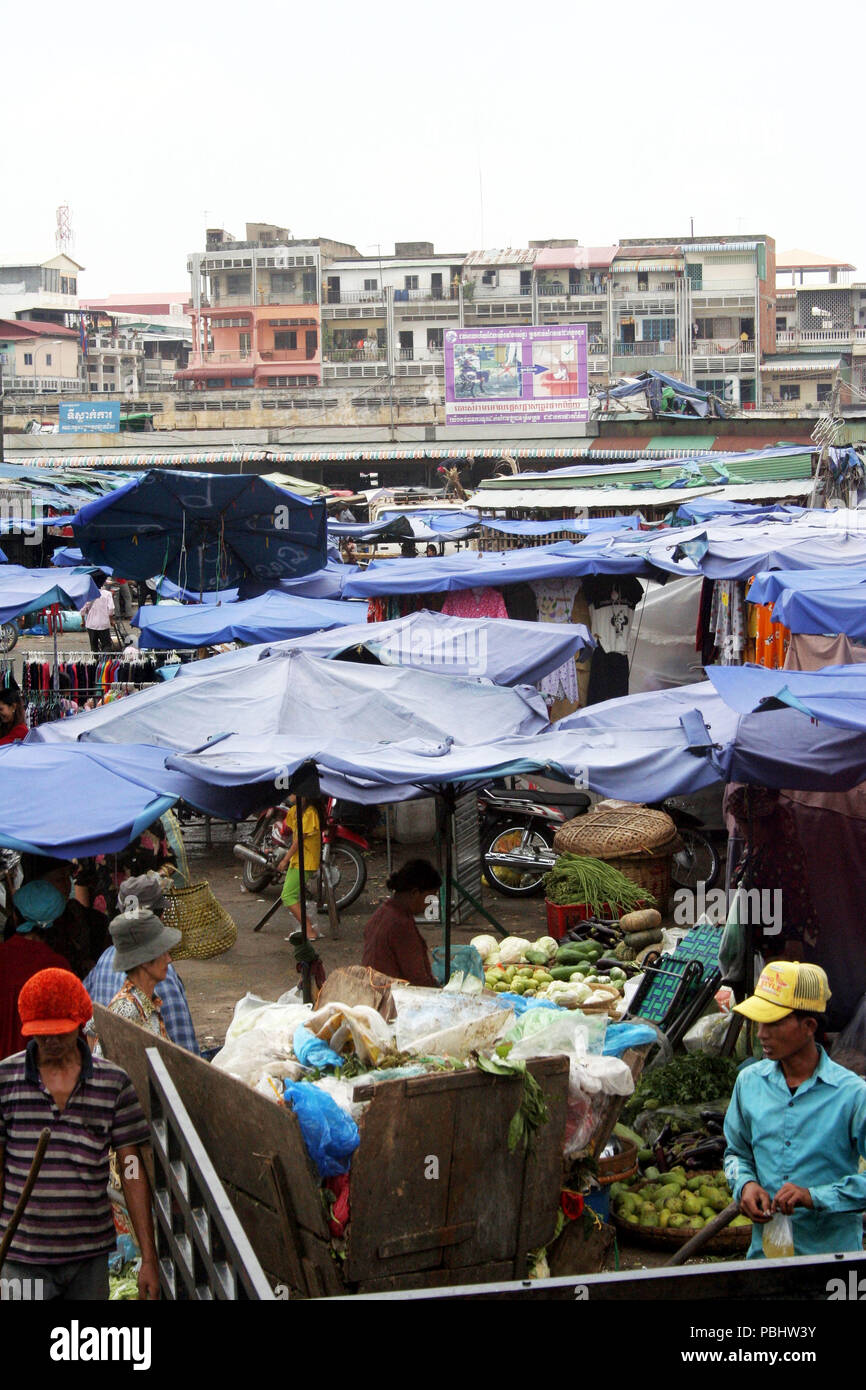 Mercato occupato in Blue ombrelloni, Cambogia Foto Stock