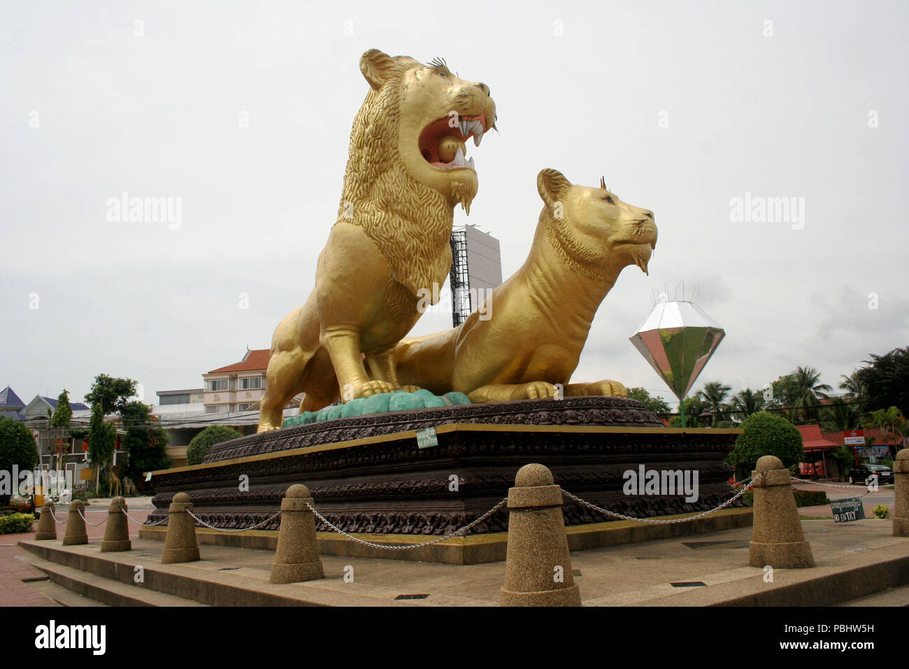 Statua di Golden Lion e Leonessa, Sihanoukville, Cambogia Foto Stock
