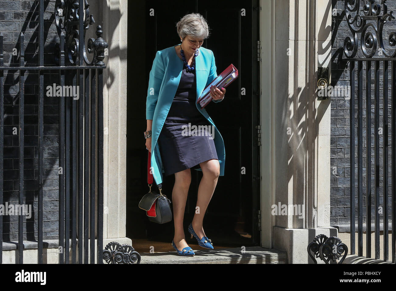 Il primo ministro Theresa Maggio si discosta dal numero 10 di Downing Street per frequentare il primo ministro di domande (PMQs) nella casa di Commons. Dotato di: Theresa Maggio dove: Londra, Regno Unito quando: 27 giu 2018 Credit: Dinendra Haria/WENN Foto Stock