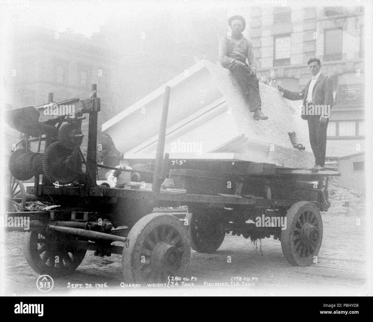 1781 Due uomini con un blocco di marmo su un carrello (NYPL B11524053-ps ar cd1 09) Foto Stock