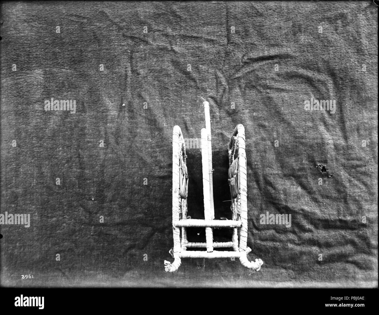 1789 Non identificato rack indiano-come articolo tessuto (vista dall'alto) sul display, ca.1900 (CHS-3961) Foto Stock