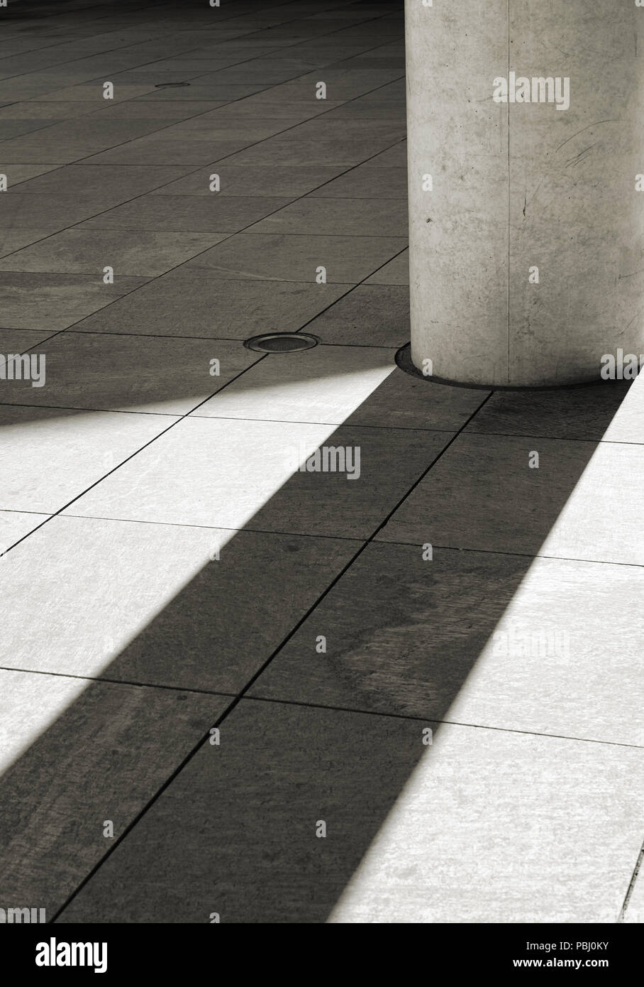 Ombra di un pilastro nel centro della città di Berlino Foto Stock