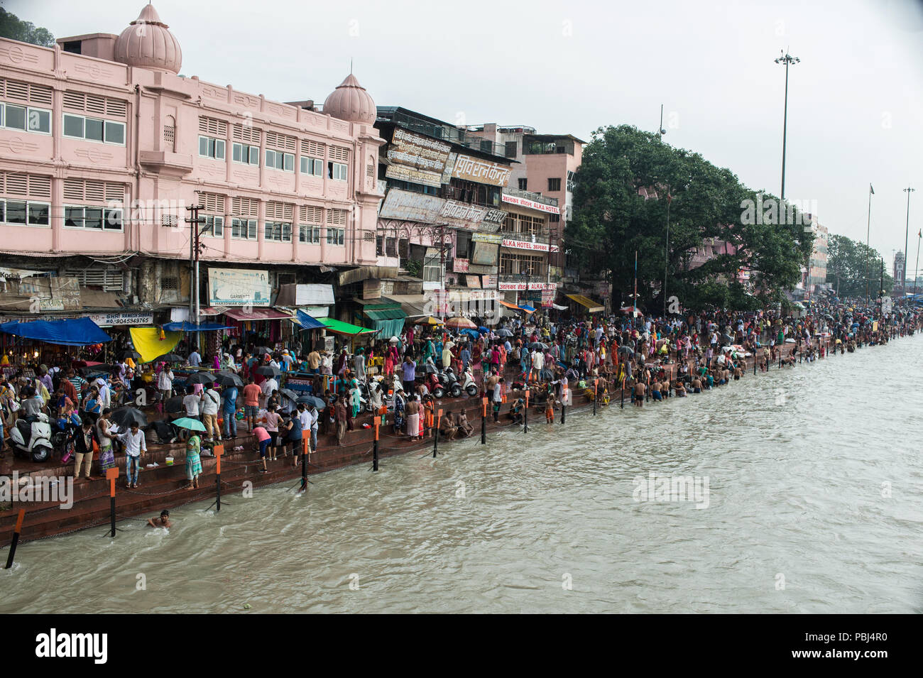 Pellegrini indù sulle rive del Gange fiume Haridwar, India, Asia Foto Stock