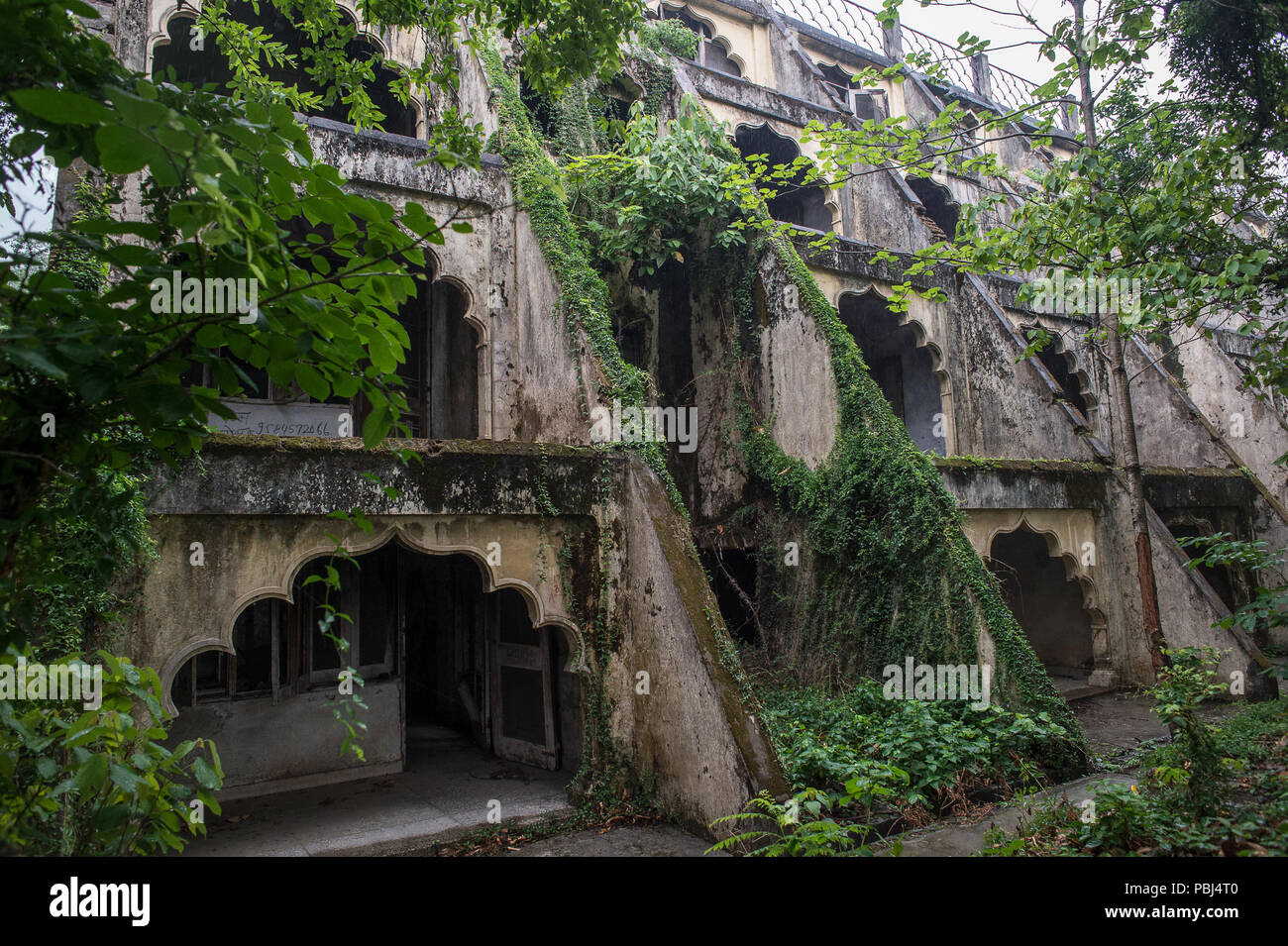Il Swarg Ashram da Maharishi Mahesh, visitato dai Beatles, nel 60s. Rishikesh, India Foto Stock