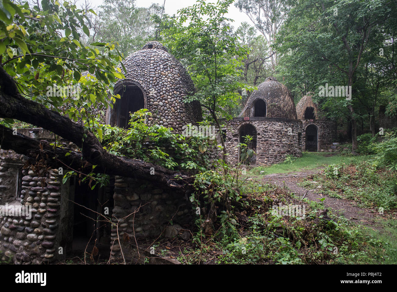 Il Swarg Ashram da Maharishi Mahesh, visitato dai Beatles, nel 60s. Rishikesh, India Foto Stock