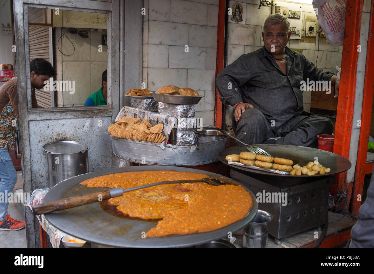 Cucina di strada venditore nelle strade di Nuova Dheli, India, Asia Foto Stock