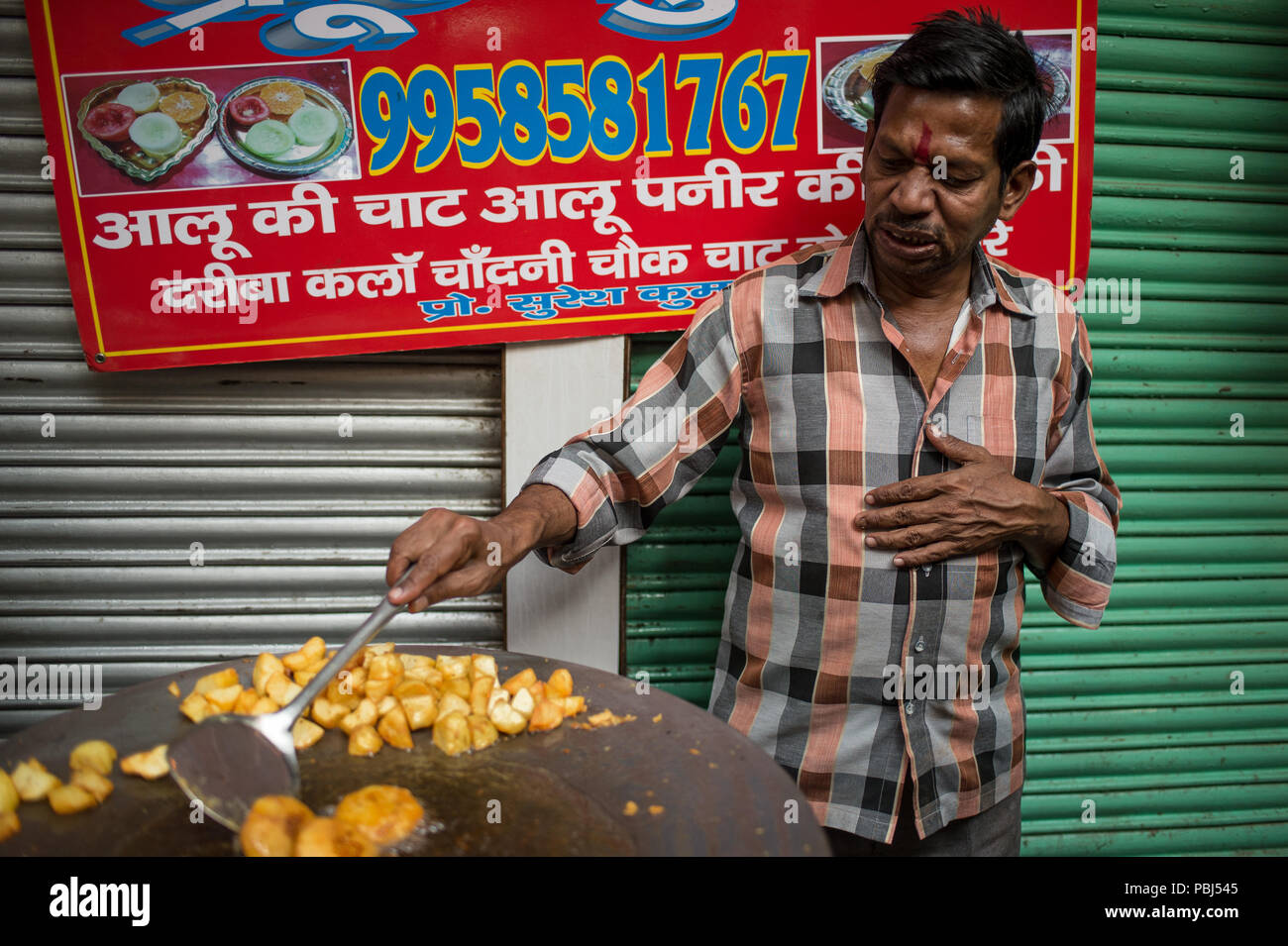 Cucina di strada venditore nelle strade di Nuova Dheli, India, Asia Foto Stock