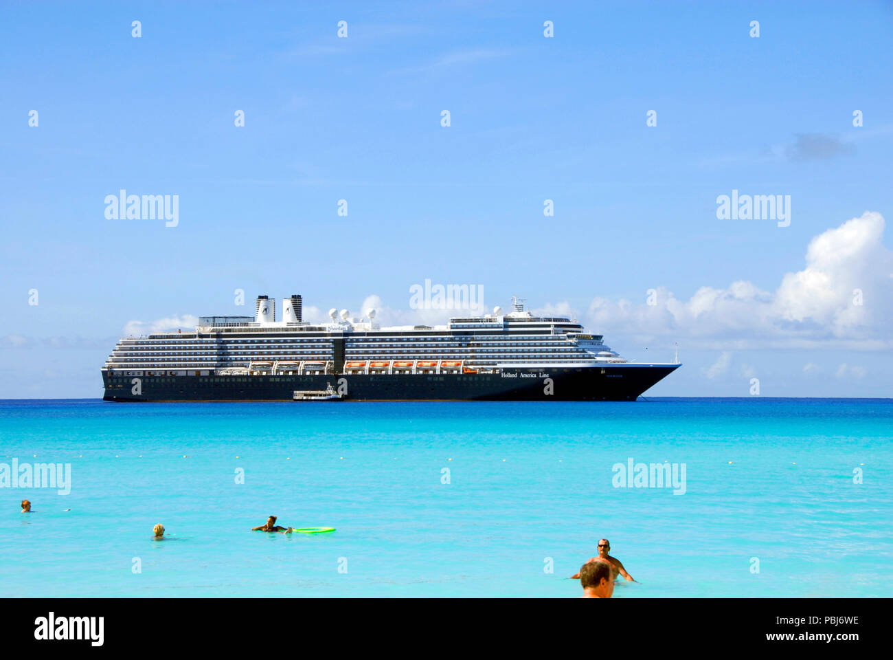 Crociera MS Noordam ancorate al largo di Half Moon Cay, Bahamas Foto Stock