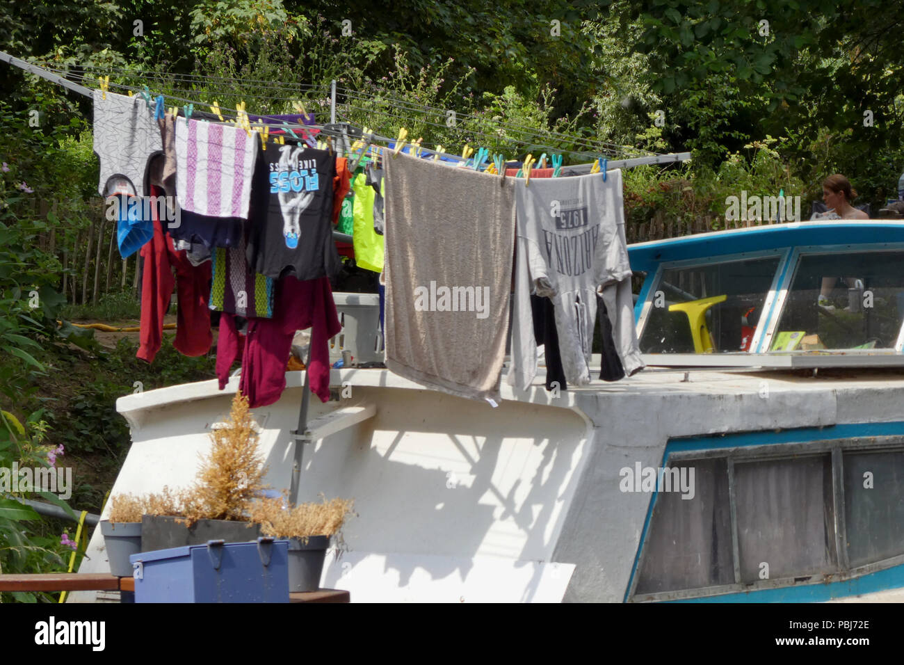 Biancheria stesa ad asciugare su cabinato, fiume Medway, Kent, Inghilterra Foto Stock