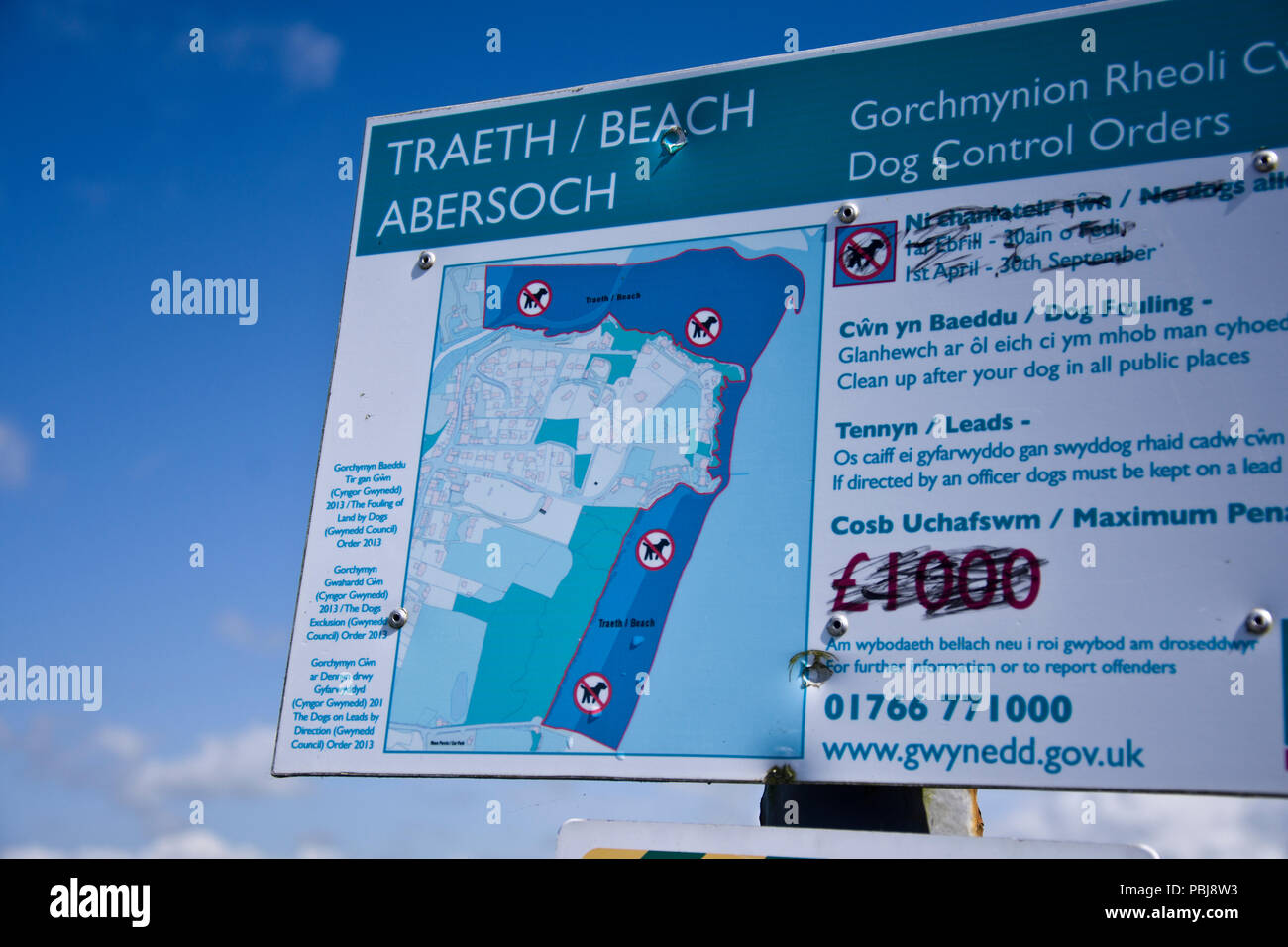 Rovinato avviso pubblico segno, Abersoch, Gwynedd, Wales, Regno Unito Foto Stock