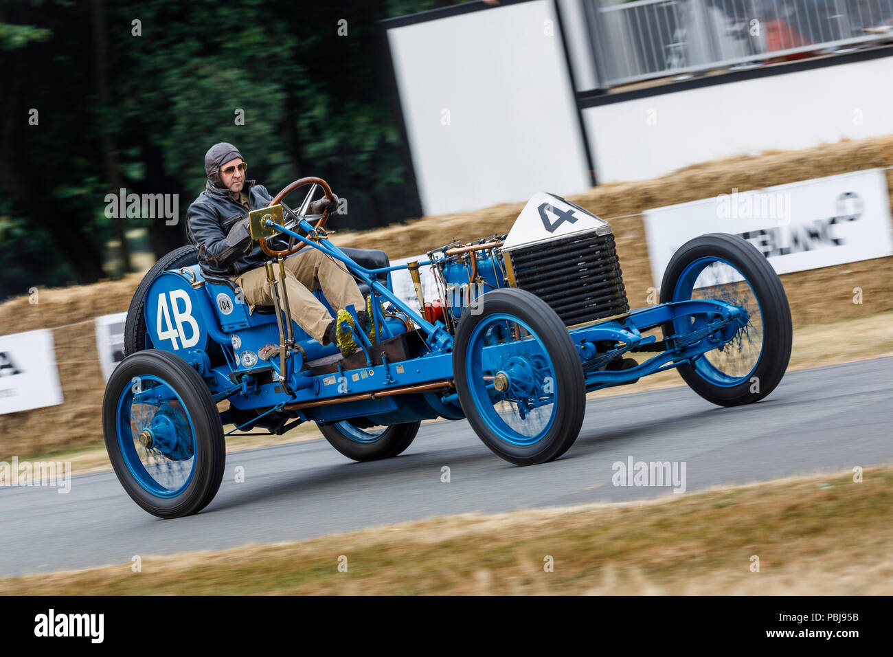 Rob Millen la guida del 1906 Darracq Grand Prix racer al 2018 Goodwood Festival of Speed, Sussex, Regno Unito. Foto Stock
