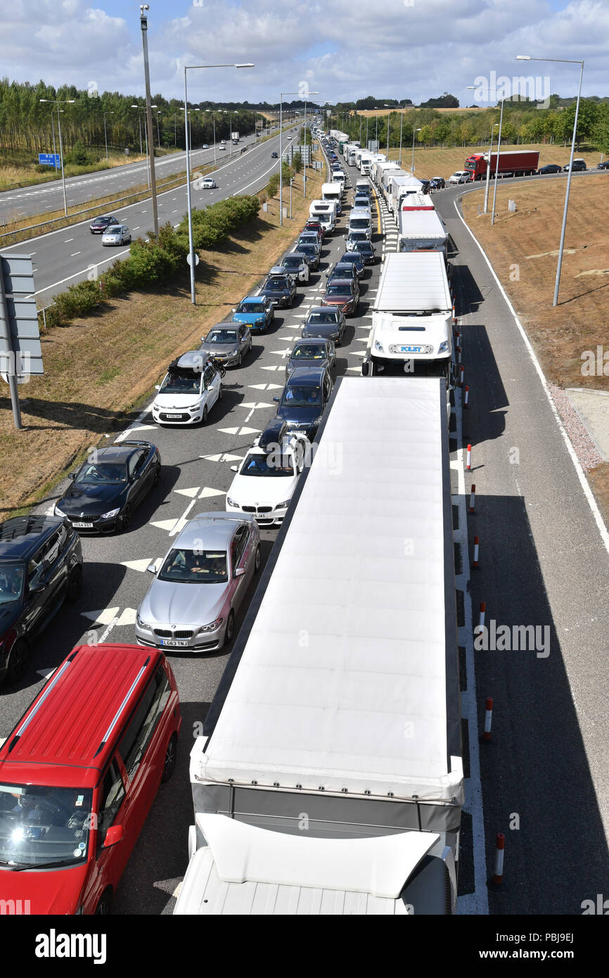 Accodamento di traffico sulla M20 avvicinando l'Eurotunnel Terminal in Folkestone, Kent, come i passeggeri che viaggiano in Francia con la croce-canale operatore ferroviario sono stati avvertiti che potrebbero affrontare attende di fino a cinque ore. Foto Stock