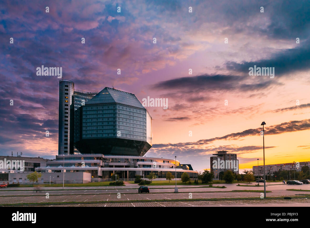 Minsk, Bielorussia. Edificio della Biblioteca nazionale in serata estiva l'orario del tramonto. Famoso punto di riferimento. Foto Stock