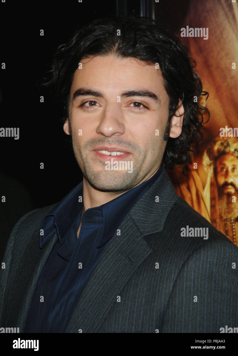 Oscar Isaac arrivando a la storia della natività di Premiere presso la Academy of Motion Pictures Arti e scienza in Los Angeles. headshot contatto visivo IsaacOscar026 Red Carpet Event, verticale, STATI UNITI D'AMERICA, industria cinematografica, celebrità, fotografia, Bestof, arte cultura e intrattenimento, Topix celebrità moda / Verticale, meglio di, evento nella vita di Hollywood - California, moquette rossa e dietro le quinte, USA, industria cinematografica, celebrità, movie celebrità, personaggi televisivi, musica celebrità, fotografia, Bestof, arte cultura e intrattenimento, Topix, headshot, verticale, una persona, dall'anno , 2006, inchiesta tsuni Foto Stock