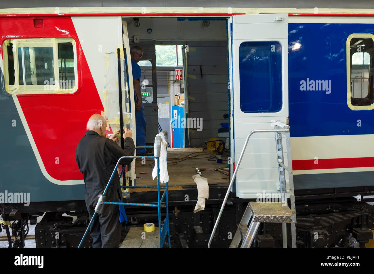 Un artigiano lavorando sul restauro estetico di una classe 414 HAP unità non, 4308 presso il Museo a Shildon Durham Regno Unito Foto Stock