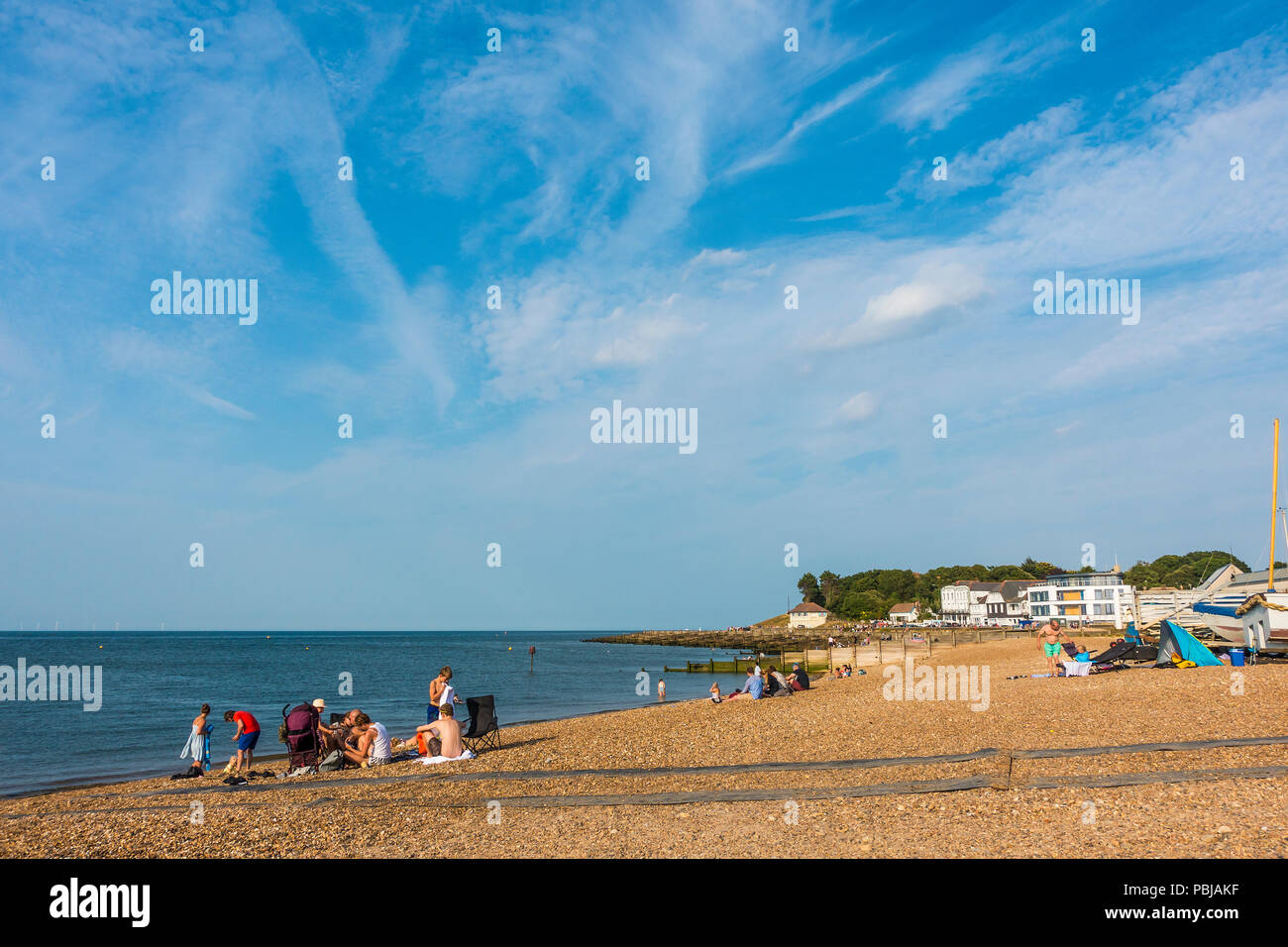 Whitstable Beach,Shingle,i cieli blu,Whitstable,Kent,Costa,Inghilterra Foto Stock