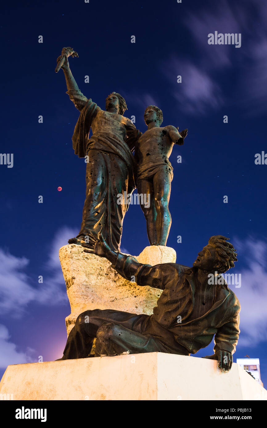 Monumento commemorativo dei martiri sotto la luna di sangue eclisse lunare luglio 27 2018, piazza dei Martiri, Beirut, Libano Foto Stock