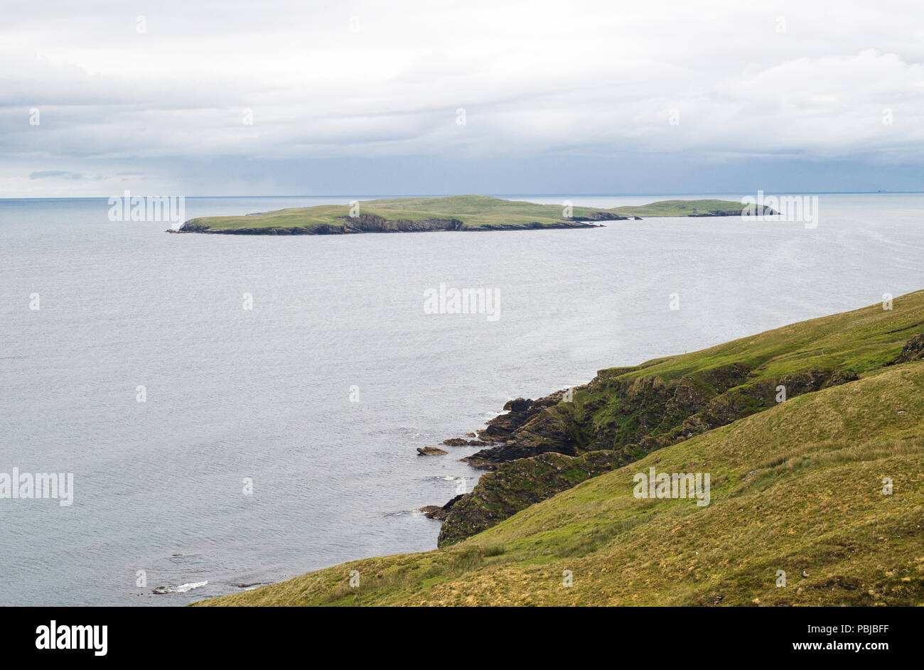L'isola di Mousa, appena fuori la Shetland continentale, ha la meglio conservata broch (ferro-age fort) in Europa. È visibile sul lato destro dell'isola. Foto Stock