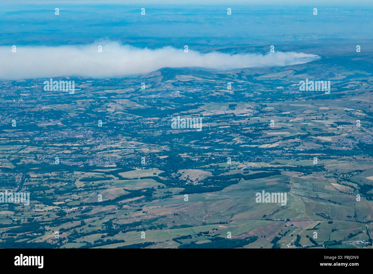 Vista aerea della colonna di fumo dal fuoco selvaggio su Saddleworth Moor Lancashire Inghilterra Foto Stock