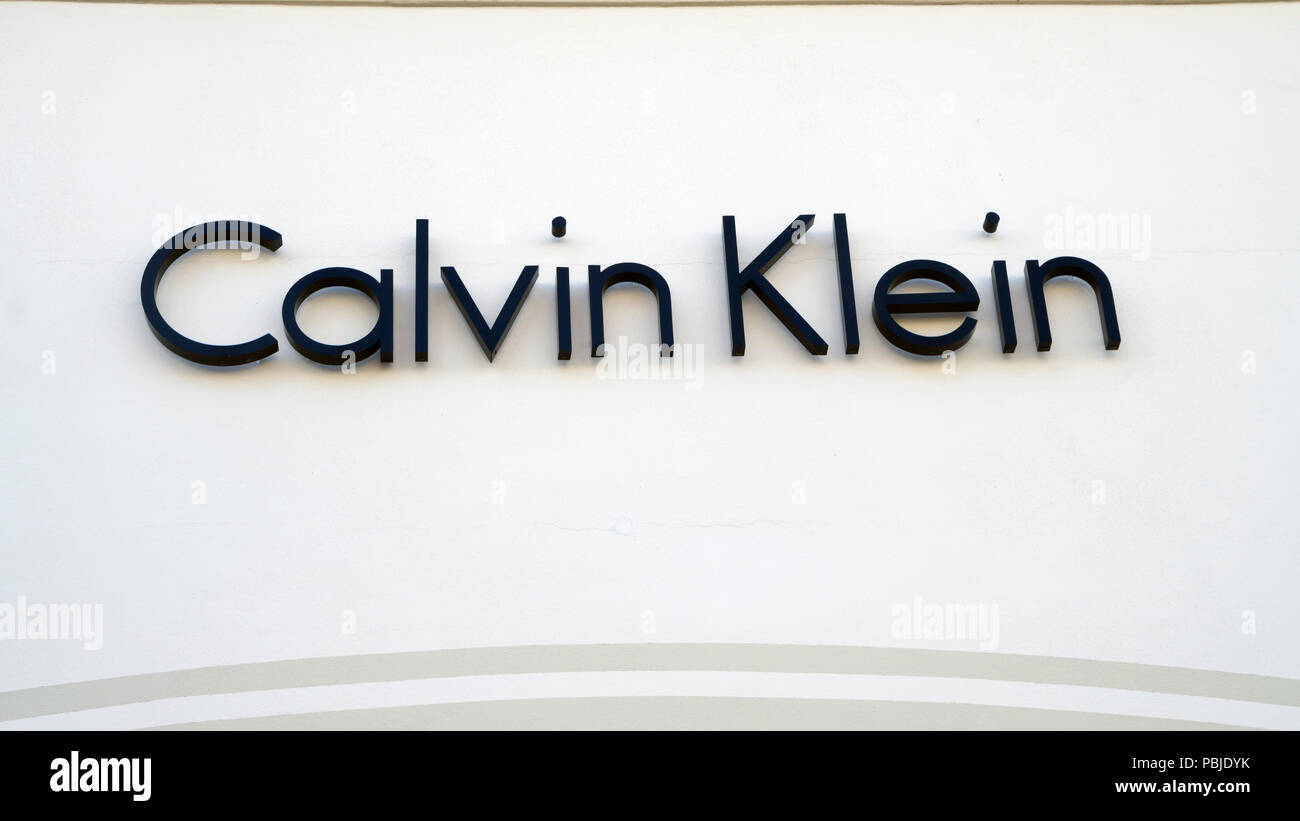 Calvin Klein store segno. Calvin Klein è un americano della casa di moda con lusso e lin commerciale Foto Stock