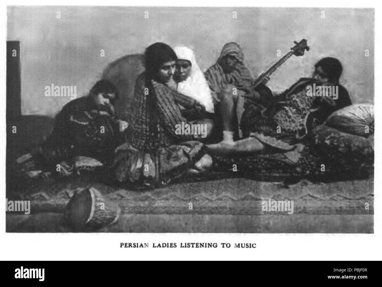1182 Il persiano ladies ascolto di musica Foto Stock