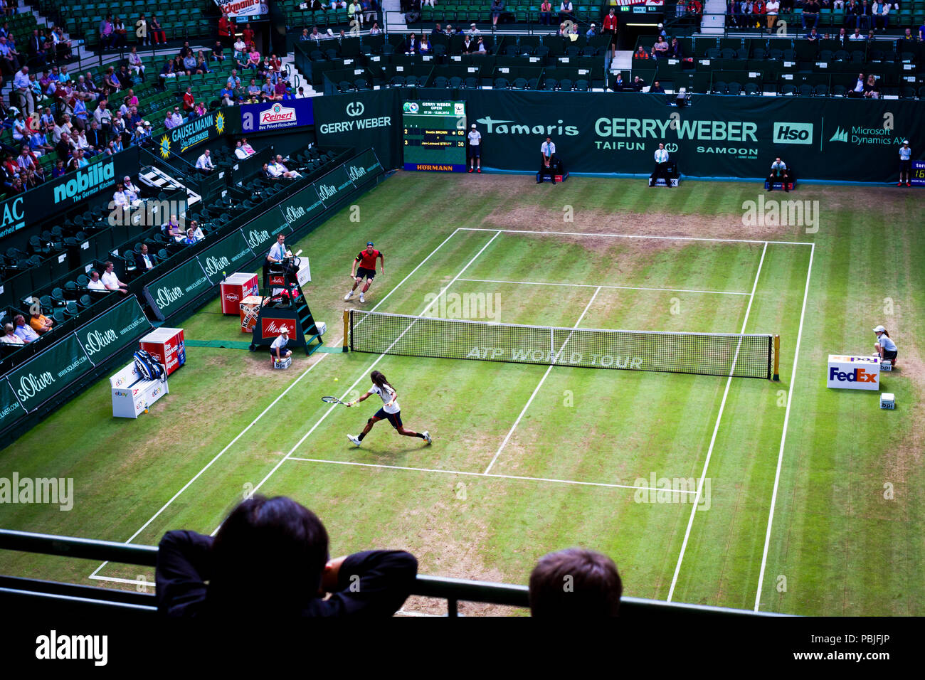 Dustin Brown e Jan-Lennard Struff giocando un match di esibizione al Gerry Weber Open di Halle Westfalen (Germania). Foto Stock