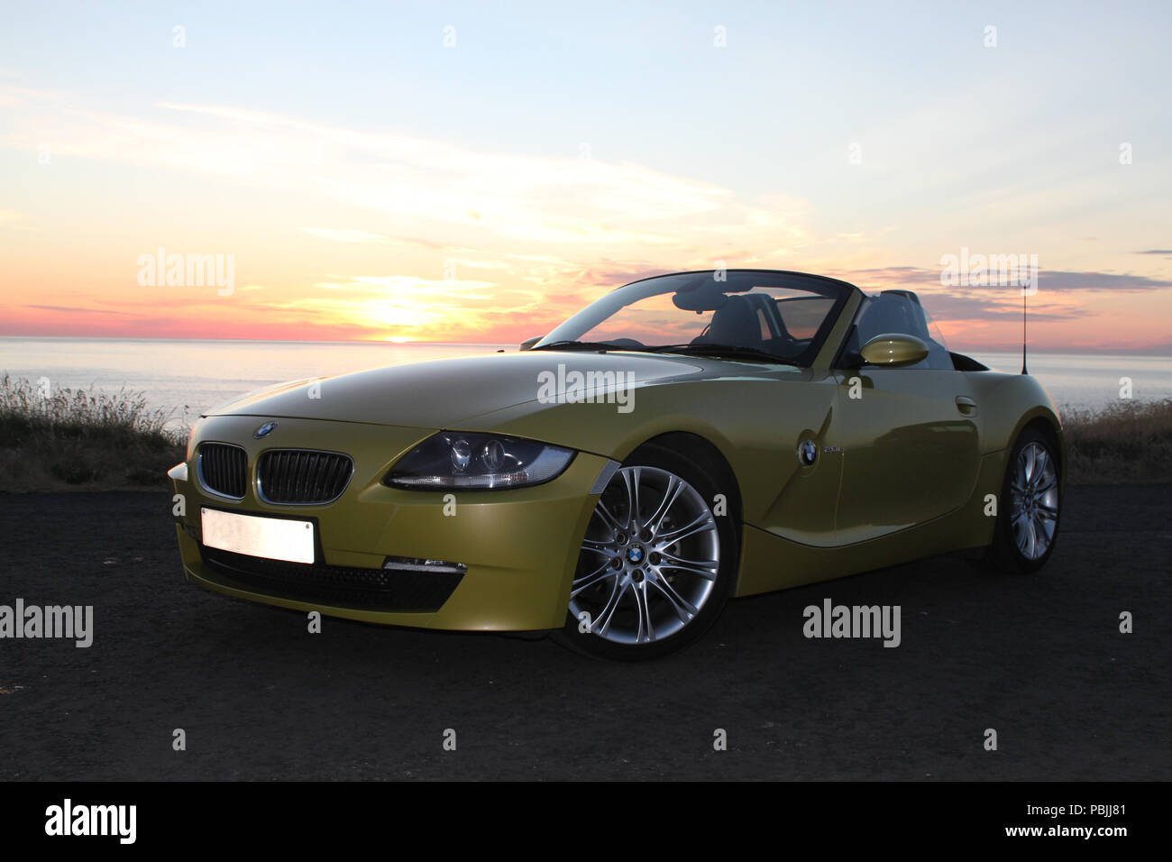 La BMW Z4 I Sport parcheggiata convertibile in cima alla scogliera sul mare Foto Stock