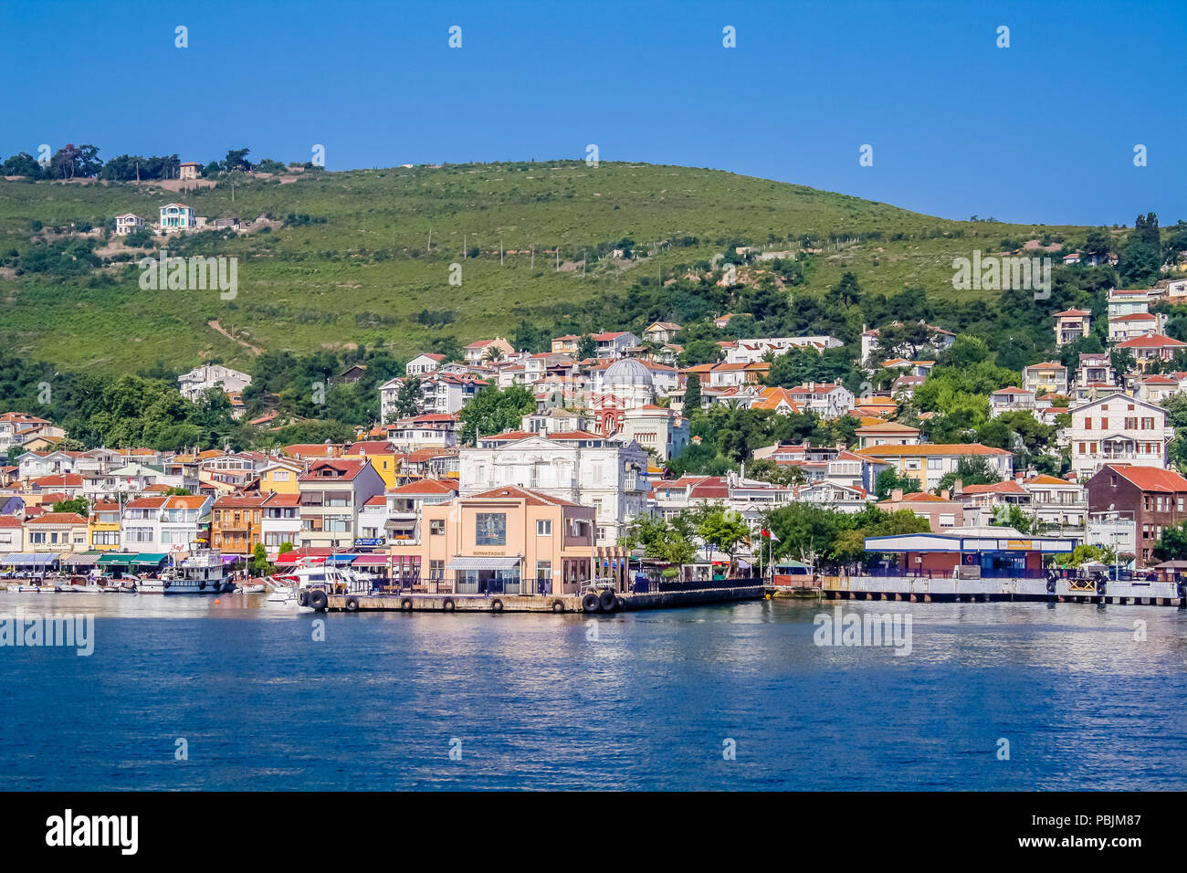 Istanbul, Turchia, luglio 13, 2010: veduta del porto di Burgazada, uno dei capi delle isole. Foto Stock