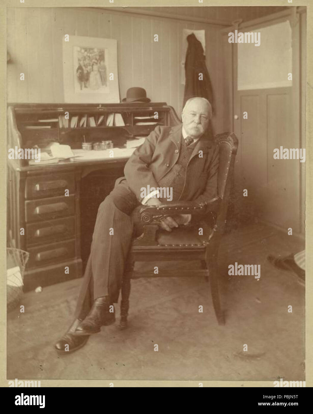 1856 William Dean Howells alla scrivania Foto Stock