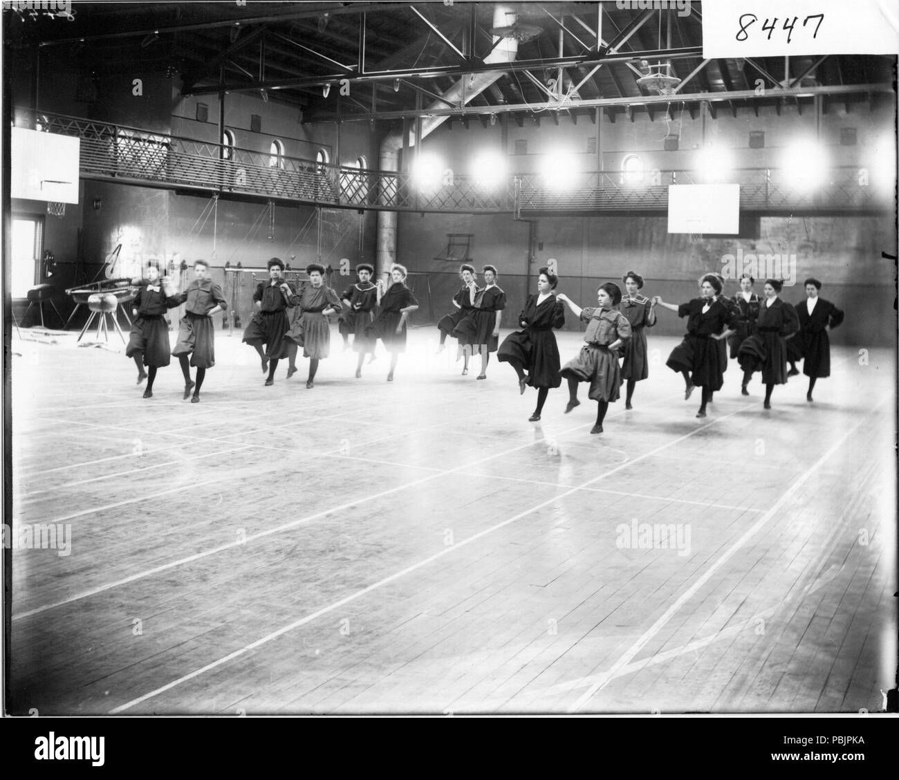 1867 Donne Educazione fisica mostra a Herron palestra 1908 (3191430299) Foto Stock