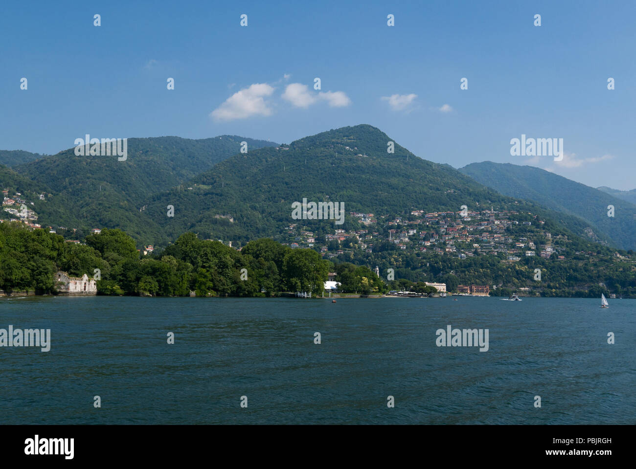 Bella vista panoramica dalla barca sul lago di Como, Italia Foto Stock