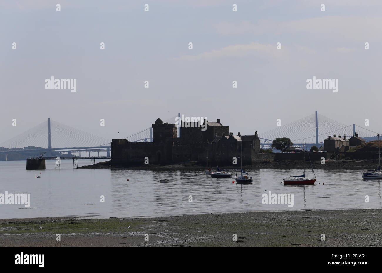 Castello di nerezza e Queensferry attraversando Firth of Forth Scozia Luglio 2018 Foto Stock