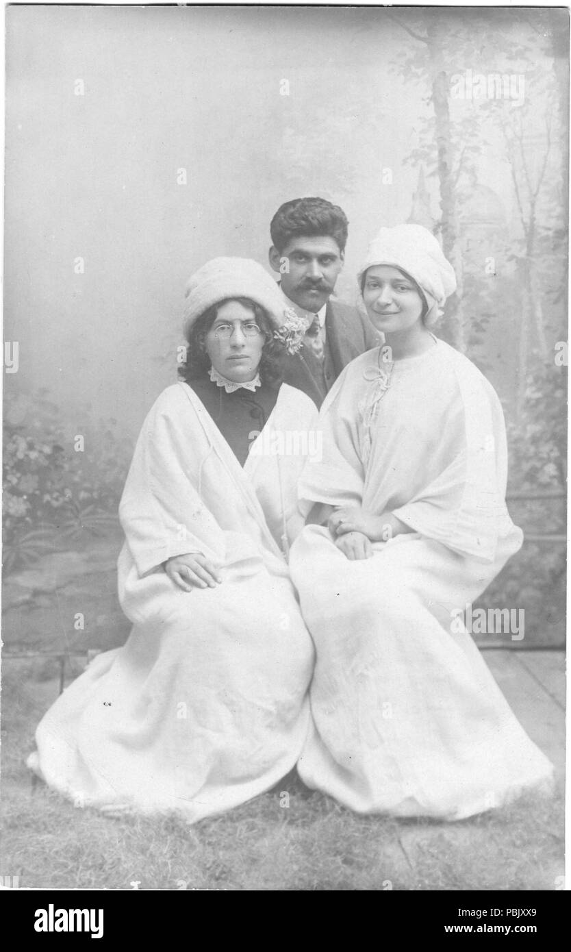 1901 אופנה חדשה בירושלים שולמית קלוגאי עם רחל ינאית ושמואל קאופמן Foto Stock