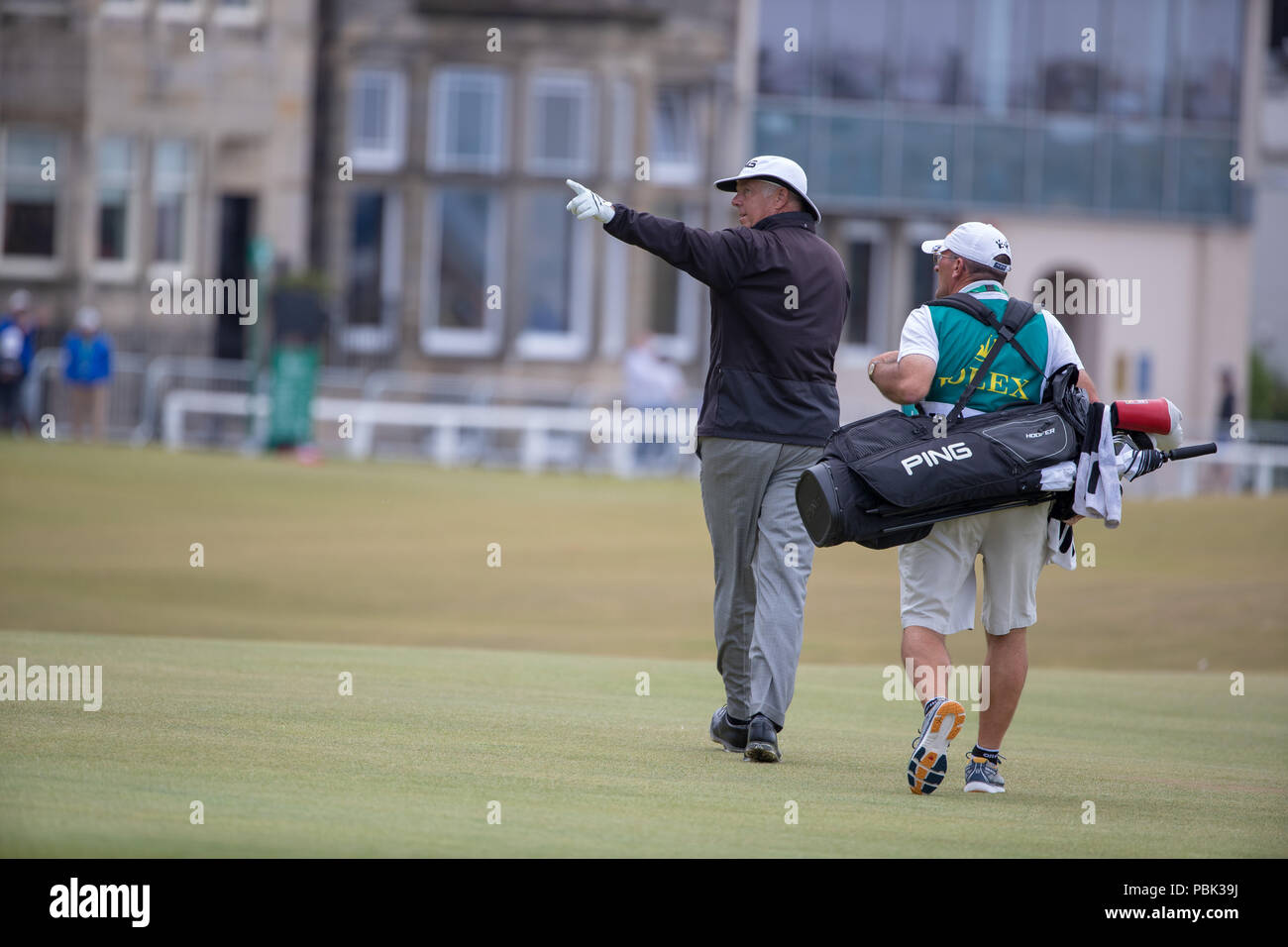 Kirk tripletta ricorda il tempo in movimento mentre si fanno strada lungo il fairway prima durante la terza giornata del Senior aperta a Old Course di St Andrews. Stampa foto di associazione. Picture Data: Sabato 28 Luglio, 2018. Foto di credito dovrebbe leggere: Kenny Smith/filo PA. Restrizioni: solo uso editoriale. Uso non commerciale. Foto Stock