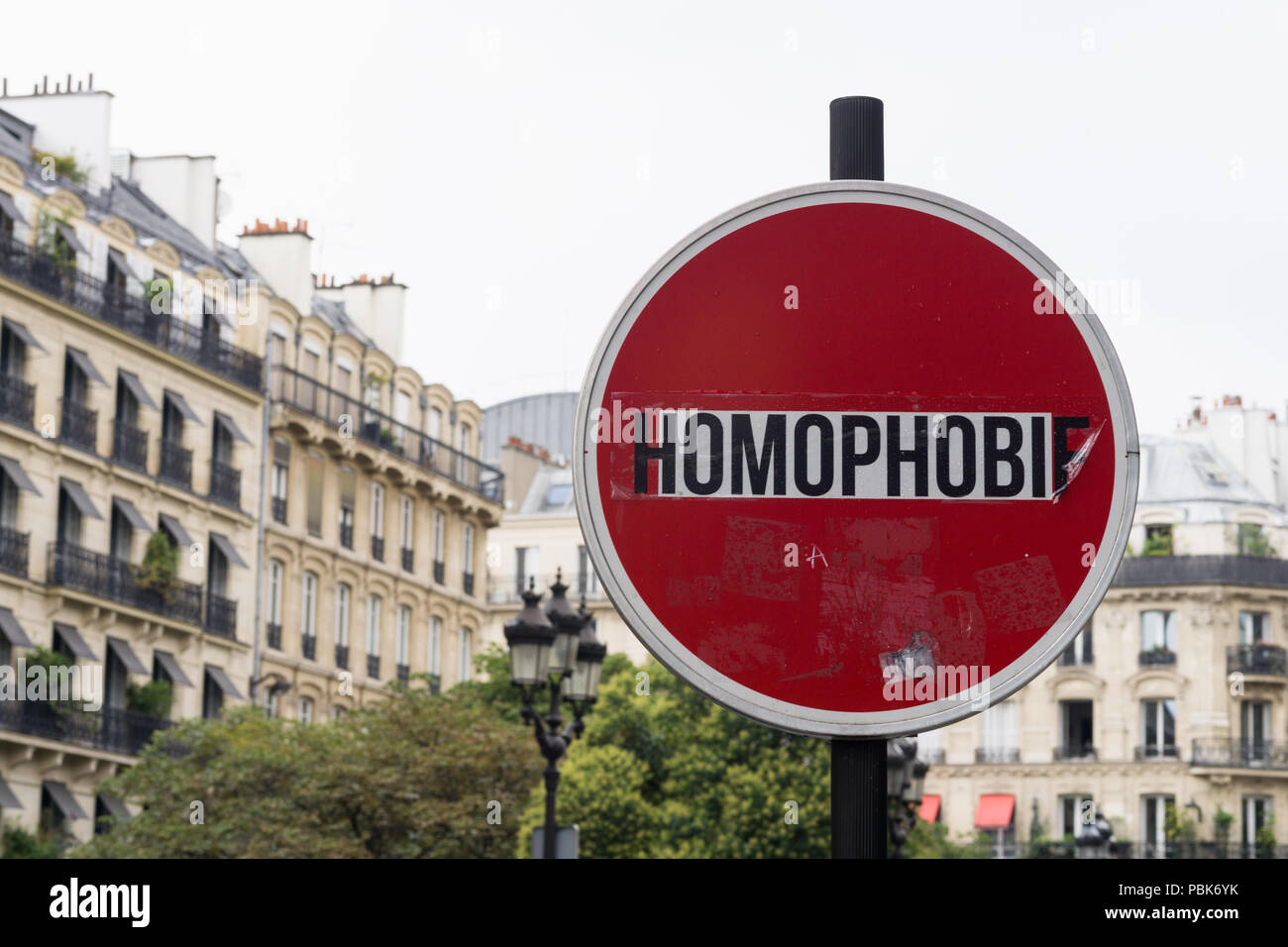 L attivismo LGBT - Anti omofobia street art a Parigi, in Francia, in Europa. Foto Stock