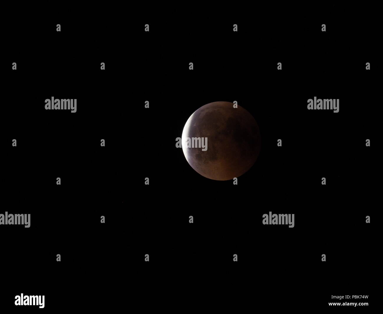 Vista la luna di sangue durante la più lunga Eclissi lunare totale del XXI secolo sul cielo nero visto dalla Polonia nel 2018 calda notte d'estate venerdì 2 luglio Foto Stock