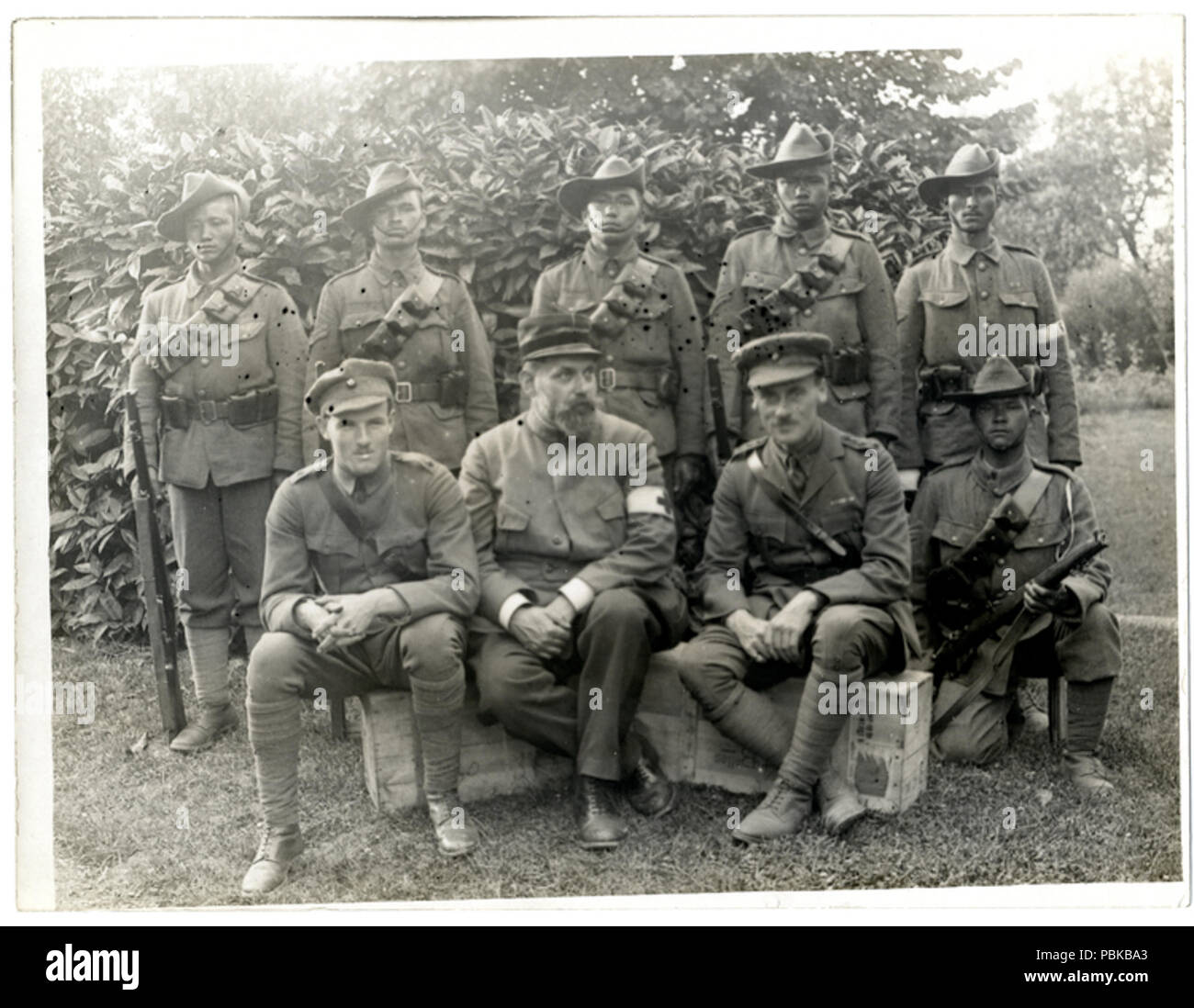 733 Gruppo di sei ufficiali e uomini 1-4Th Gurkhas che hanno ricevuto onori (foto) 24-100 Foto Stock